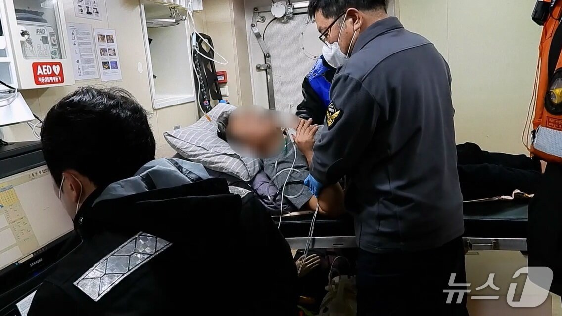 본문 이미지 - 응급환자 이송 사진.&#40;동해해양경찰청 제공. 재판매 및 DB금지&#41;/뉴스1