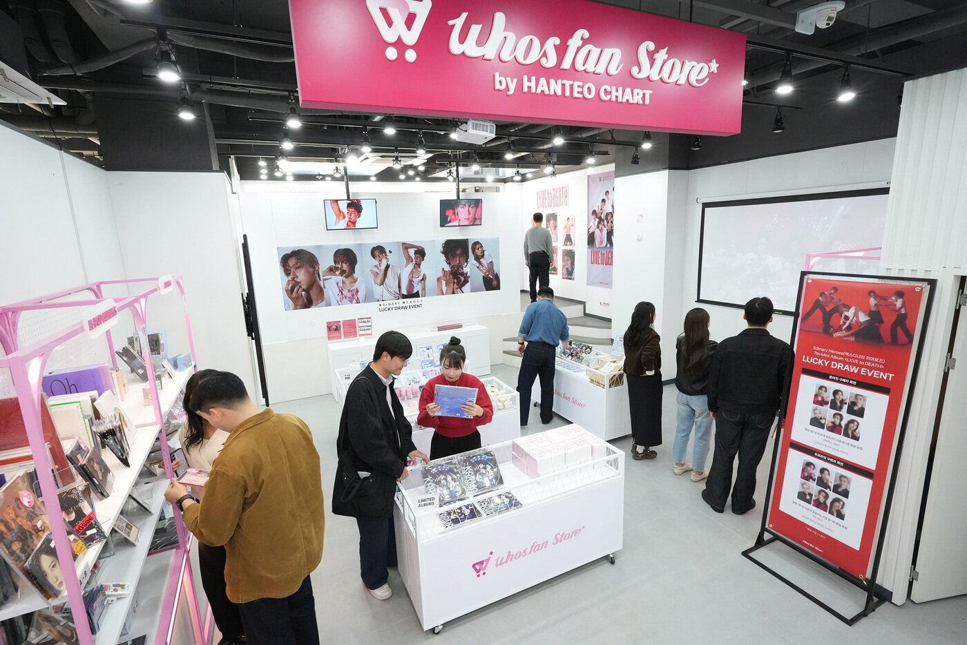 본문 이미지 - 뉴웨이브 명동점 &#39;후즈팬 스토어&#39;&#40;세븐일레븐 제공&#41;.