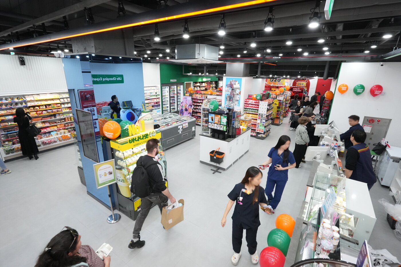 본문 이미지 - 뉴웨이브 명동점 전경&#40;세븐일레븐 제공&#41;.