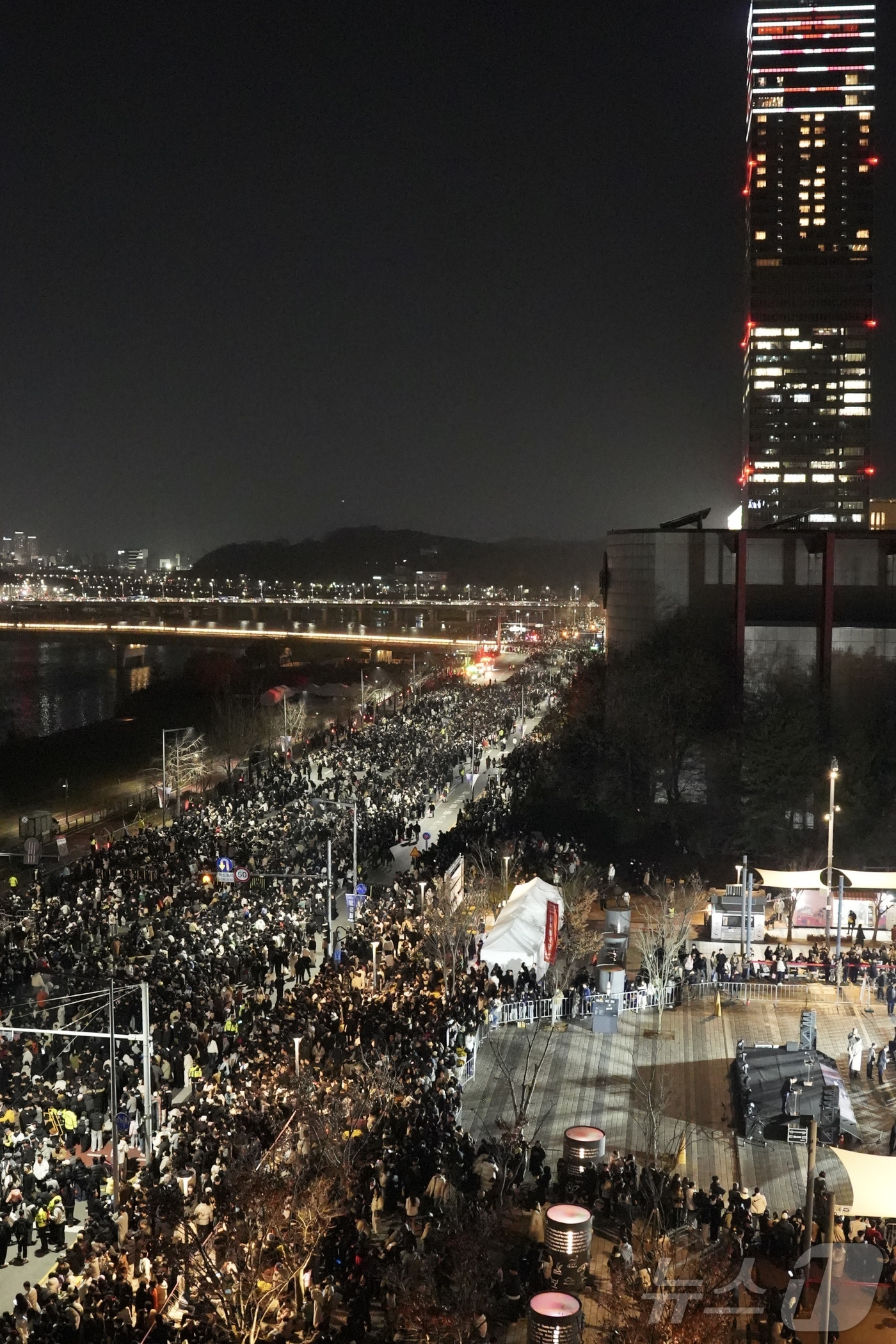 (대전=뉴스1) 최형욱 기자 = 30일 대전 유성구 엑스포공원과 엑스포다리 일대에서 열린 대전 한화 불꽃축제를 관람하기 위해 대전 시민들이 몰려 있다.이번 불꽃축제는 한화이글스 창 …