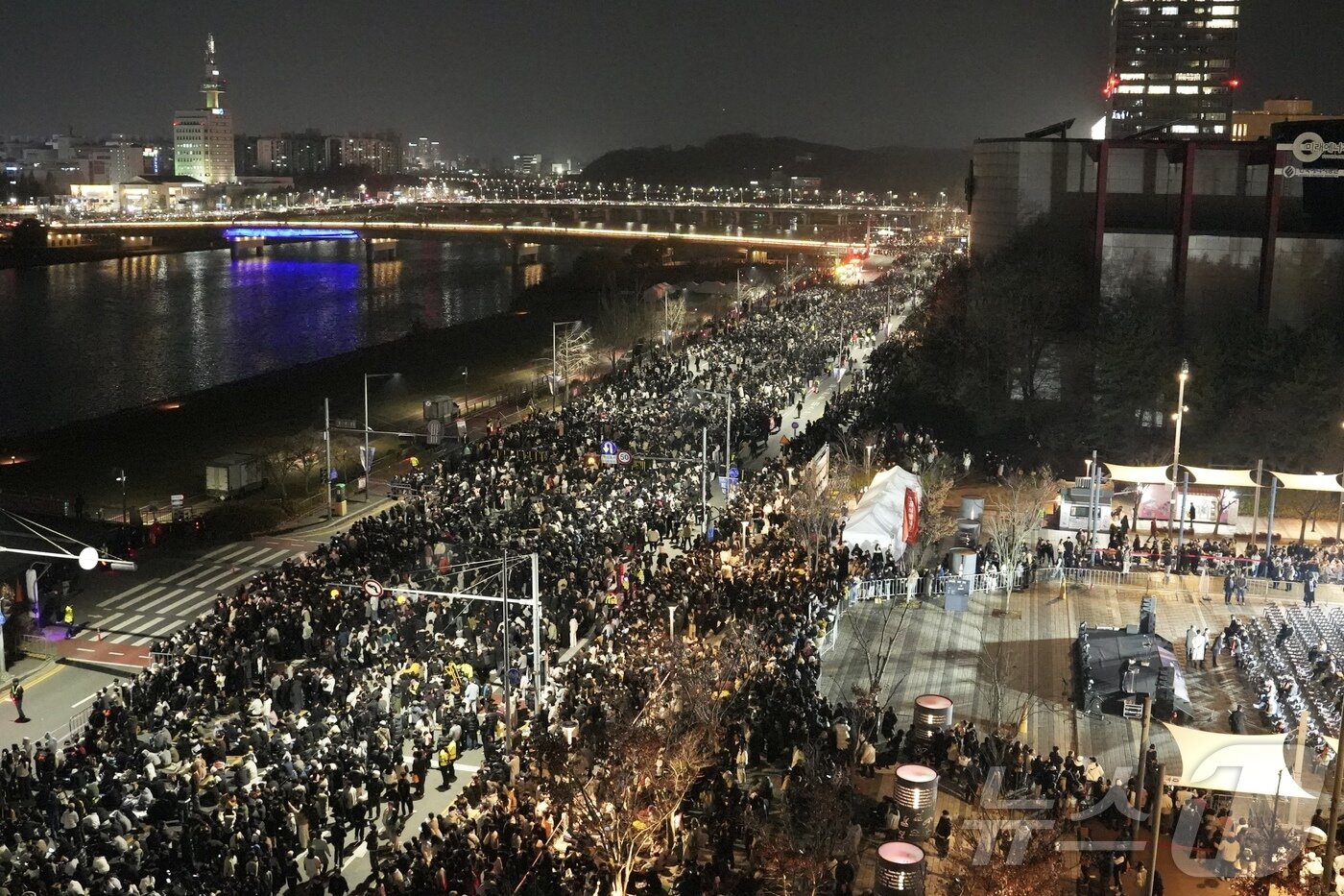 본문 이미지 - 30일 대전 유성구 엑스포공원과 엑스포다리 일대에서 열린 대전 한화 불꽃축제를 관람하기 위해 대전 시민들이 몰려 있다.  2025.11.30/뉴스1 ⓒ News1 최형욱 기자