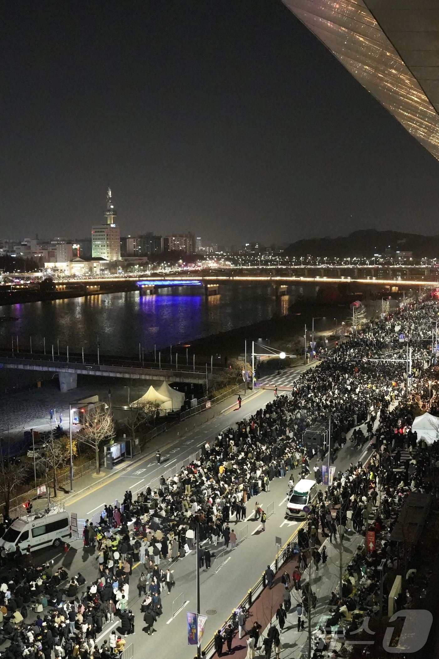 (대전=뉴스1) 최형욱 기자 = 30일 대전 유성구 엑스포공원과 엑스포다리 일대에서 열린 대전 한화 불꽃축제를 관람하기 위해 대전 시민들이 몰려 있다.이번 불꽃축제는 한화이글스 창 …