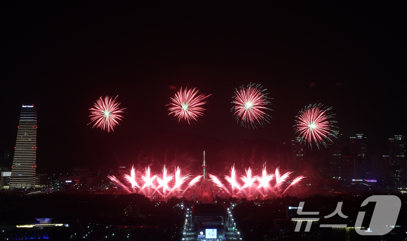 (대전=뉴스1) 김기태 기자 = 30일 대전 유성구 엑스포공원과 엑스포다리 일대에서 열린 대전 한화 불꽃축제에서 화려한 불꽃이 밤 하늘을 수 놓고 있다. 이번 불꽃축제는 한화이글스 …
