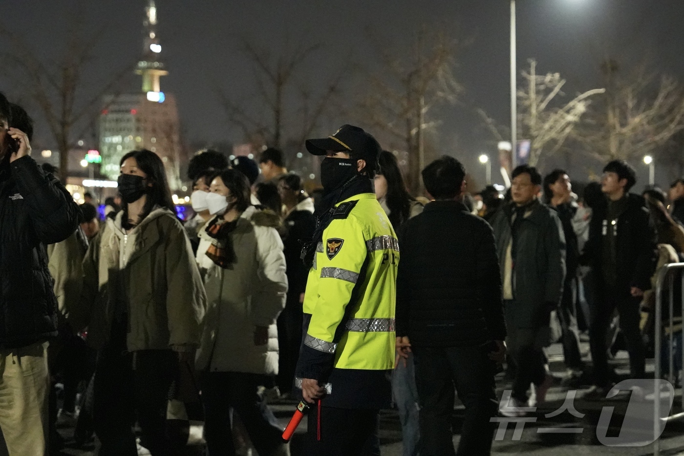 (대전=뉴스1) 최형욱 기자 = 30일 대전 유성구 엑스포공원과 엑스포다리 일대에서 열린 대전 한화 불꽃축제 현장에서 경찰이 안전사고에 대비하고 있다. 이번 불꽃축제는 한화이글스 …