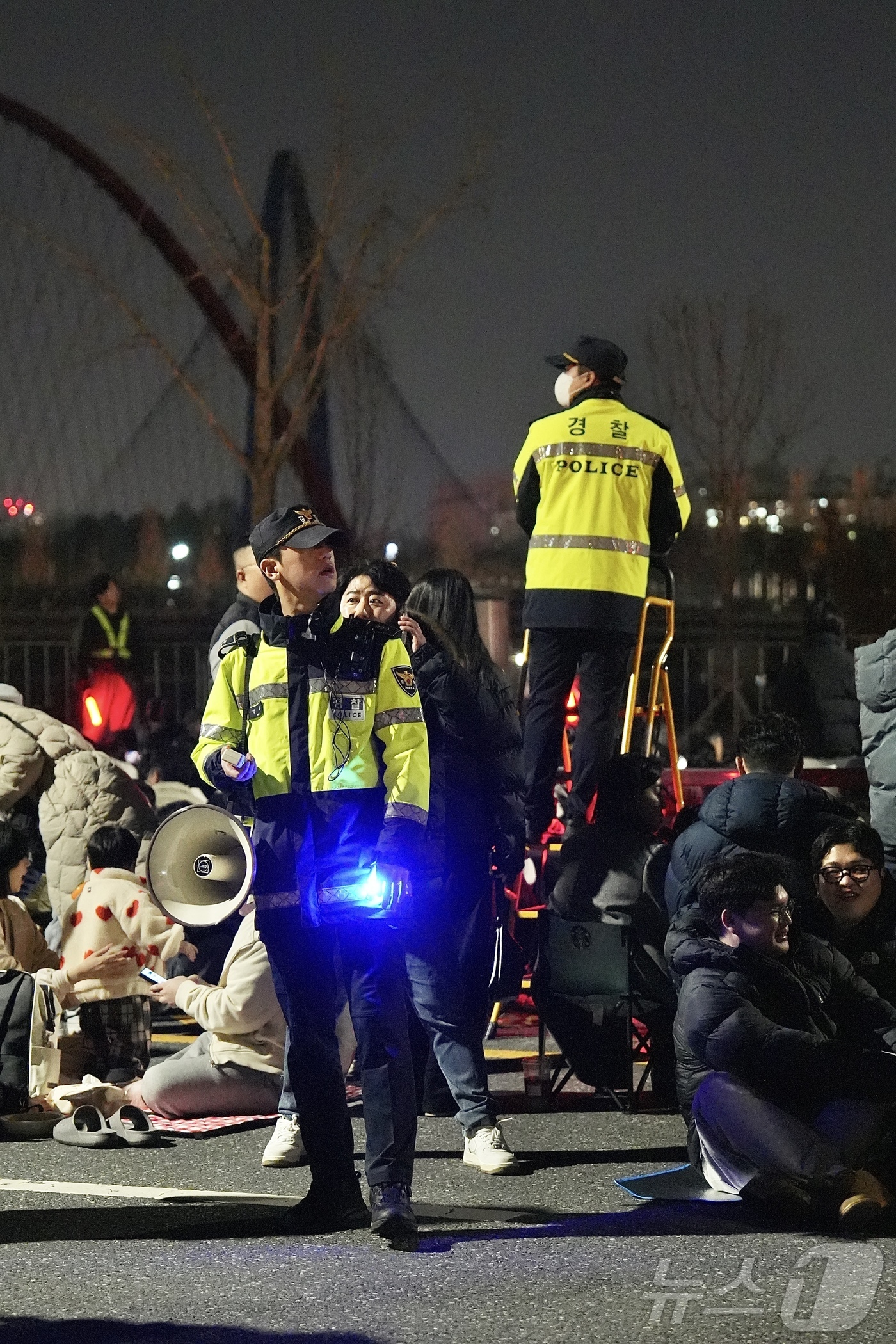 (대전=뉴스1) 최형욱 기자 = 30일 대전 유성구 엑스포공원과 엑스포다리 일대에서 열린 대전 한화 불꽃축제 현장에서 경찰이 안전사고에 대비하고 있다. 이번 불꽃축제는 한화이글스 …