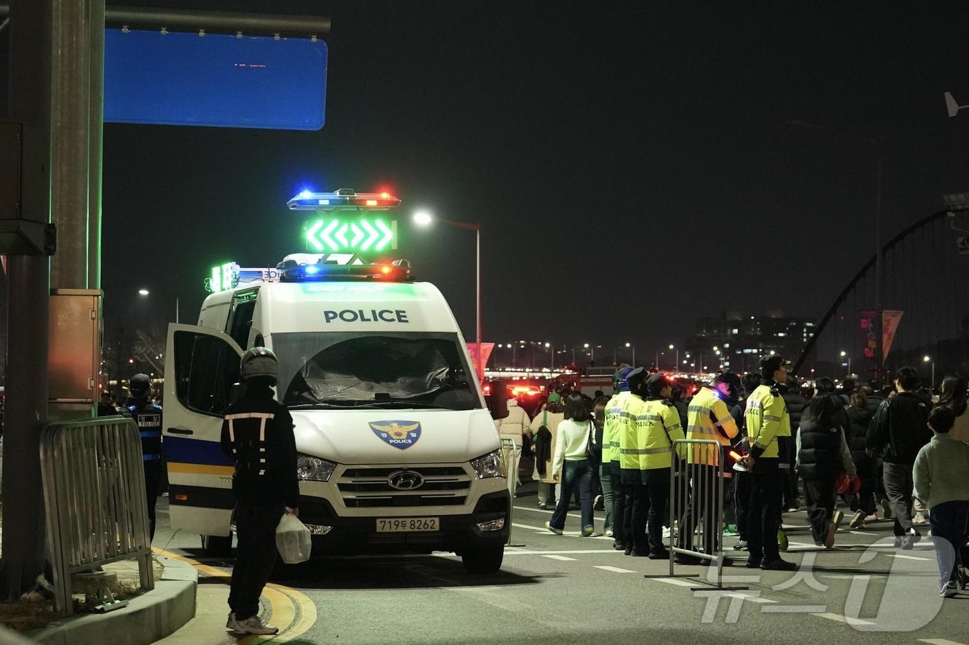 (대전=뉴스1) 최형욱 기자 = 30일 대전 유성구 엑스포공원과 엑스포다리 일대에서 열린 대전 한화 불꽃축제 현장에서 경찰이 안전사고에 대비하고 있다. 이번 불꽃축제는 한화이글스 …