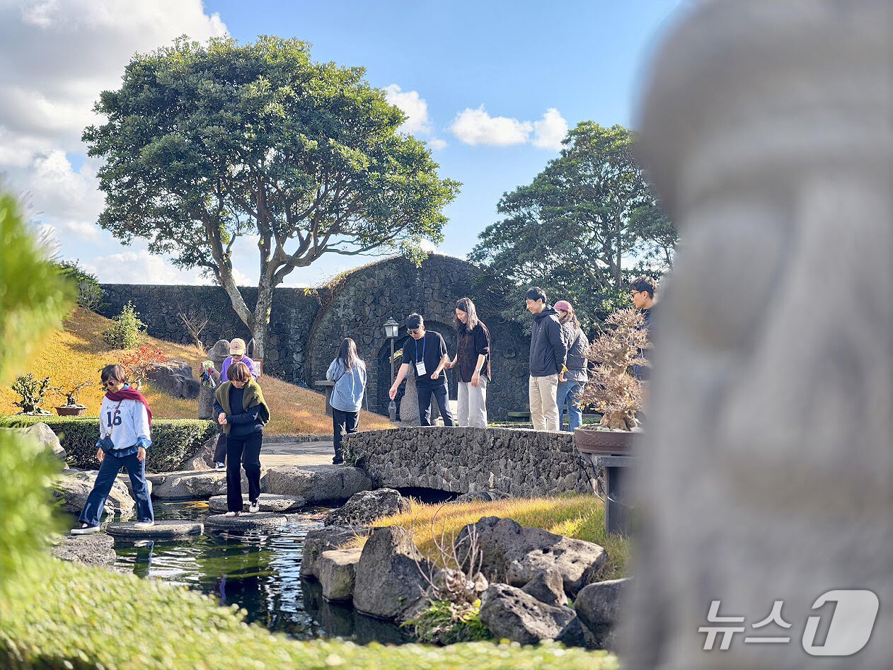 본문 이미지 - 지난달 30일 제주 제주시 한경면 생각하는 정원에서 진행된 '제주 오티움 투어 : 스타라이트(Jeju Otium Tour : Starlight) 현장.2025.11.30.(디어마이블루 제공)/뉴스1