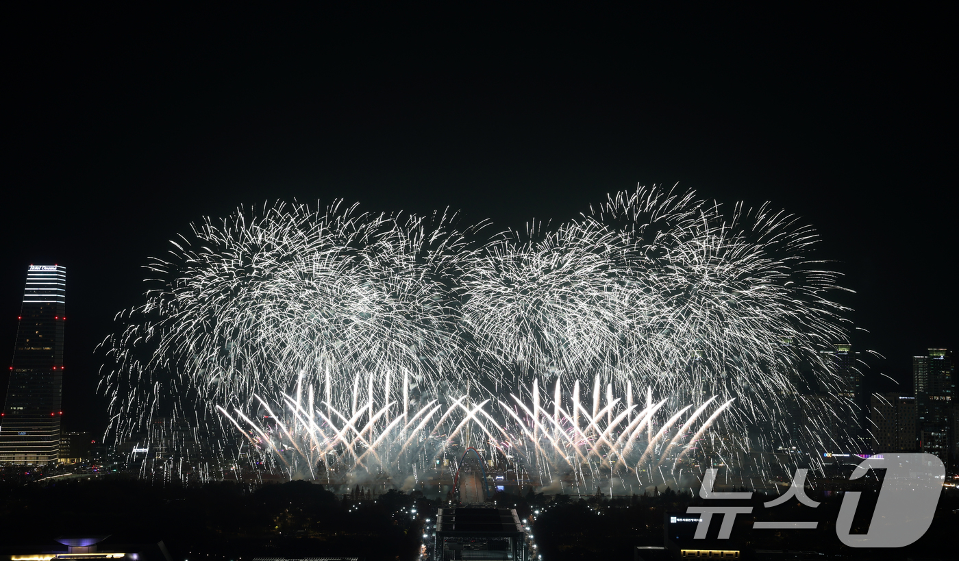 (대전=뉴스1) 김기태 기자 = 30일 대전 유성구 엑스포공원과 엑스포다리 일대에서 열린 대전 한화 불꽃축제에서 화려한 불꽃이 밤 하늘을 수 놓고 있다. 이번 불꽃축제는 한화이글스 …