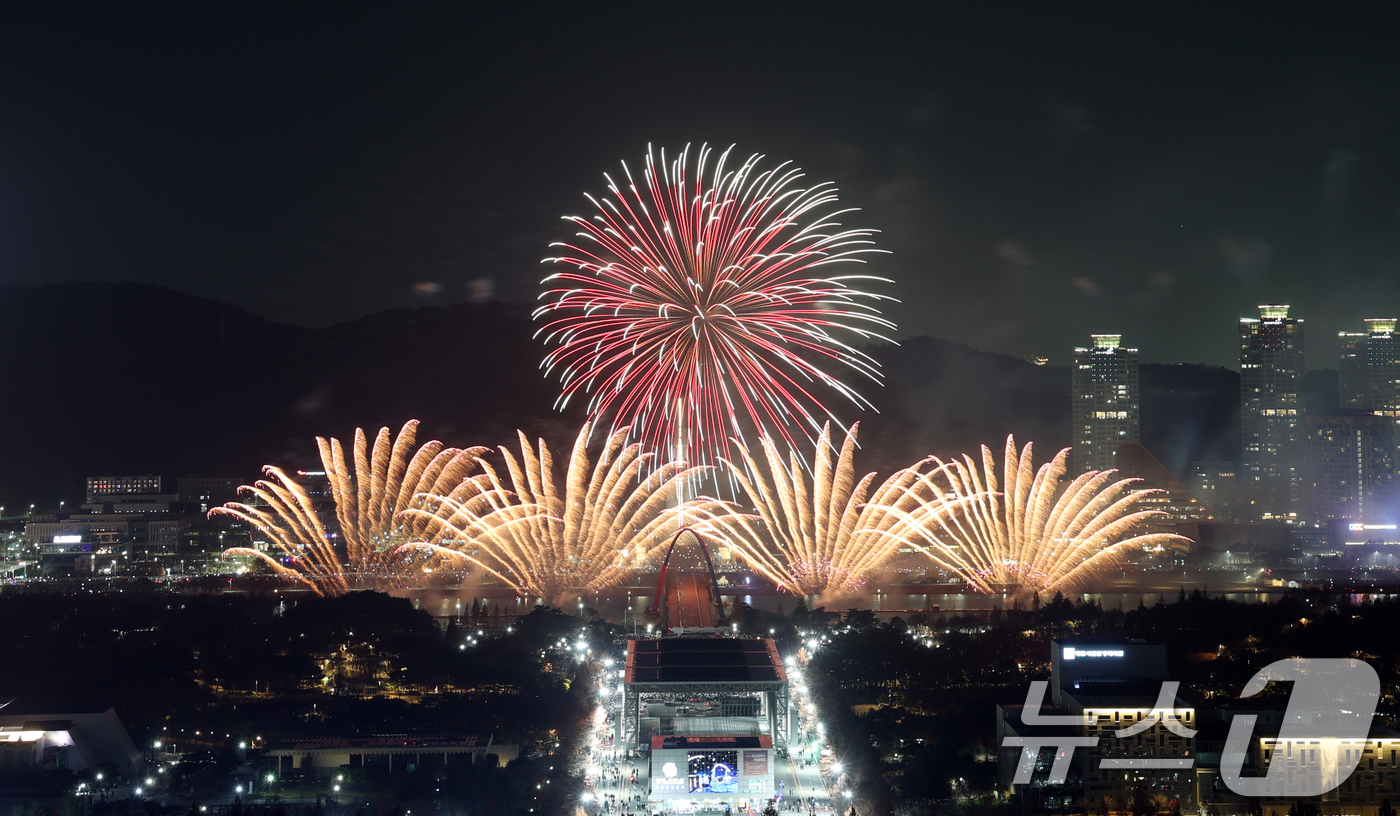 (대전=뉴스1) 김기태 기자 = 30일 대전 유성구 엑스포공원과 엑스포다리 일대에서 열린 대전 한화 불꽃축제에서 화려한 불꽃이 밤 하늘을 수 놓고 있다. 이번 불꽃축제는 한화이글스 …