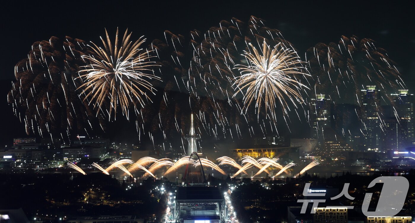 본문 이미지 - 30일 대전 유성구 엑스포공원과 엑스포다리 일대에서 열린 대전 한화 불꽃축제에서 화려한 불꽃이 밤 하늘을 수 놓고 있다. 이번 불꽃축제는 한화이글스 창단 40주년과 한국시리즈 준우승을 기념해 마련됐다. 2025.11.30/뉴스1 ⓒ News1 김기태 기자