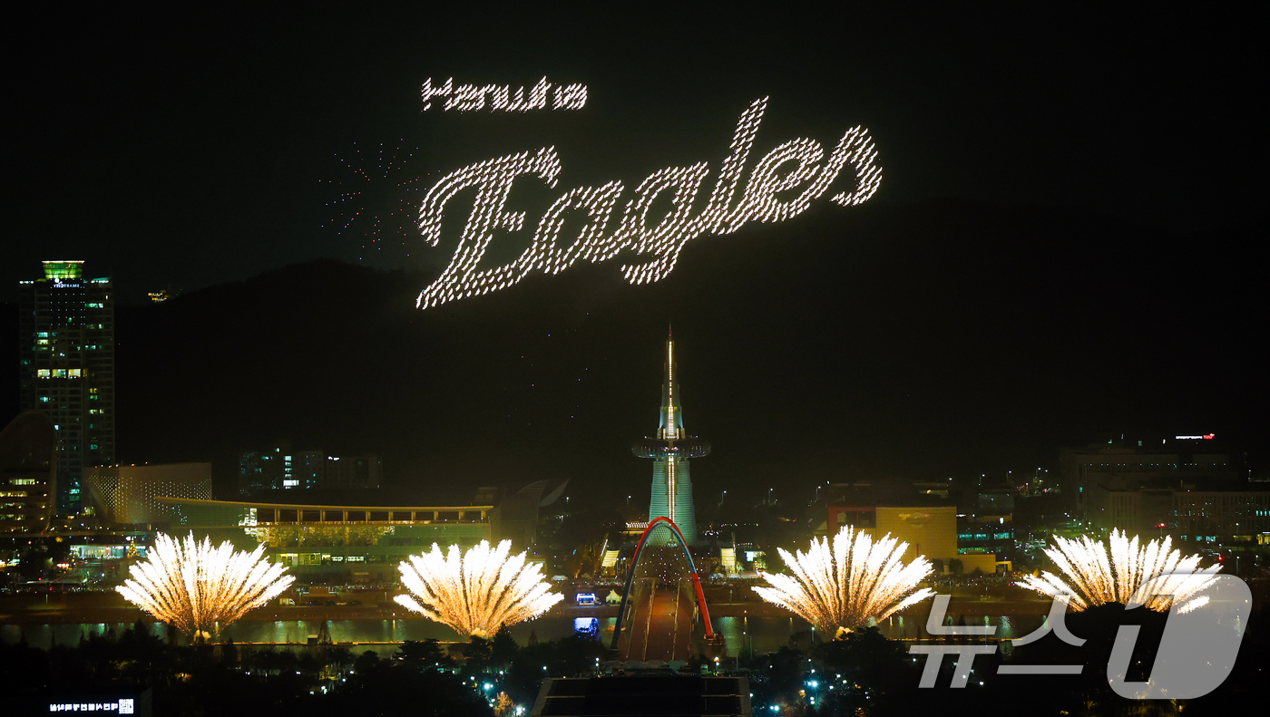 (대전=뉴스1) 김기태 기자 = 30일 대전 유성구 엑스포공원과 엑스포다리 일대에서 열린 대전 한화 불꽃축제에서 화려한 불꽃이 밤 하늘을 수 놓고 있다. 이번 불꽃축제는 한화이글스 …