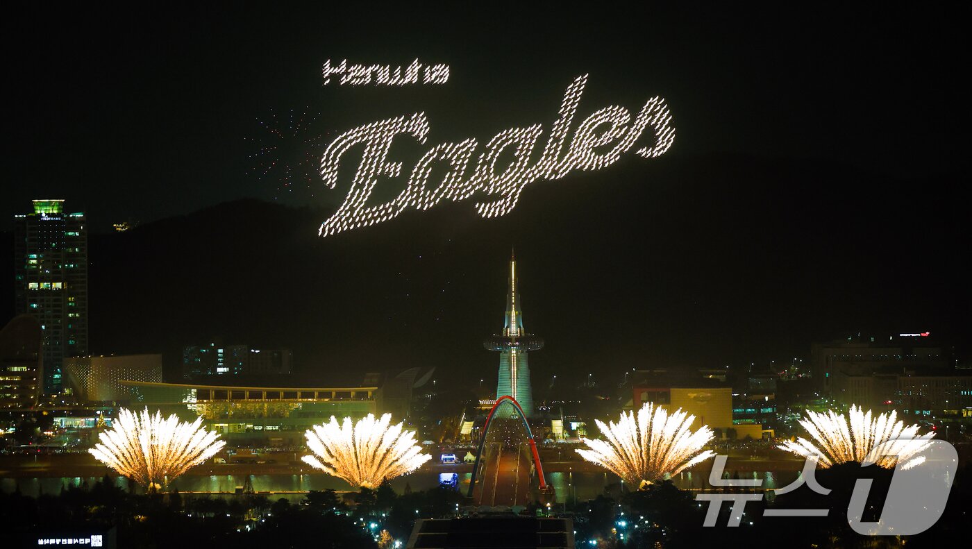 본문 이미지 - 30일 대전 유성구 엑스포공원과 엑스포다리 일대에서 열린 대전 한화 불꽃축제에서 화려한 불꽃이 밤 하늘을 수 놓고 있다.  2025.11.30/뉴스1 ⓒ News1 김기태 기자