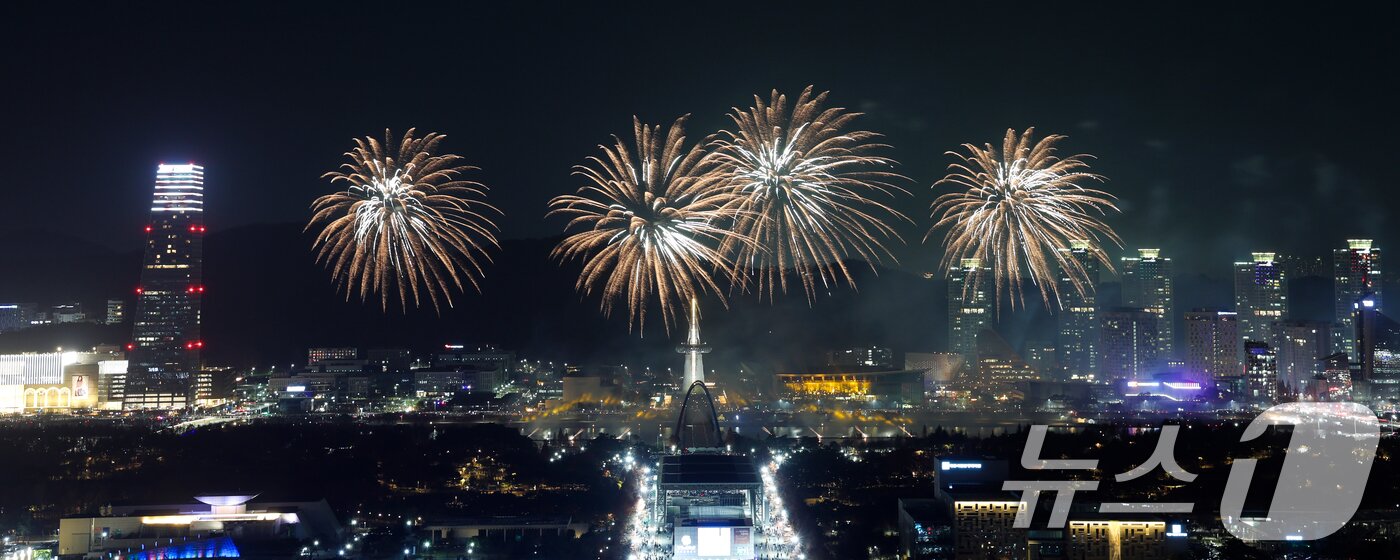 본문 이미지 - 30일 대전 유성구 엑스포공원과 엑스포다리 일대에서 열린 대전 한화 불꽃축제에서 화려한 불꽃이 밤 하늘을 수 놓고 있다. 이번 불꽃축제는 한화이글스 창단 40주년과 한국시리즈 준우승을 기념해 마련됐다. 2025.11.30/뉴스1 ⓒ News1 김기태 기자