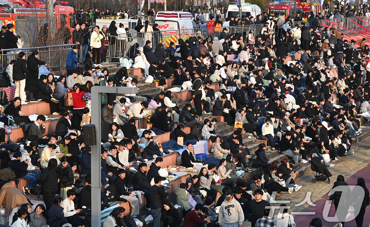 (대전=뉴스1) 김기태 기자 = 30일 대전 유성구 엑스포공원과 엑스포다리 일대에서 많은 인파가 대전 한화 불꽃축제를 관람하기 위해 자리를 지키고 있다. 이번 불꽃축제와 드론쇼는 …