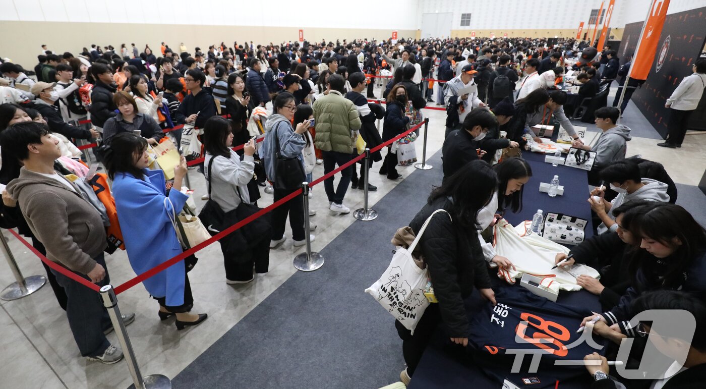 본문 이미지 - 30일 대전 유성구 엑스포공원과 엑스포다리 일대에서 열린 대전 한화 불꽃축제를 앞두고 한화이글스 선수 사인회가 진행되고 있다. 2025.11.30/뉴스1 ⓒ News1 김기태 기자