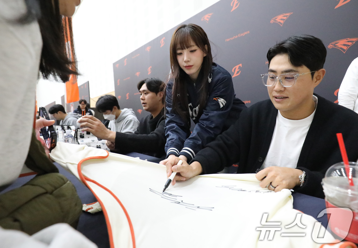 (대전=뉴스1) 김기태 기자 = 30일 대전 유성구 엑스포공원과 엑스포다리 일대에서 열린 대전 한화 불꽃축제를 앞두고 한화이글스 선수 사인회가 진행되고 있다. 이번 불꽃축제와 드론 …