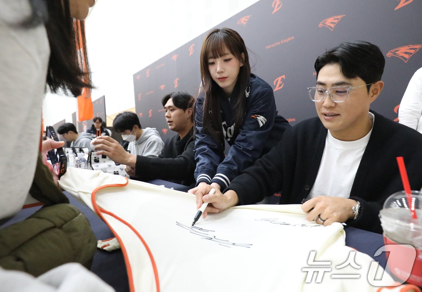 본문 이미지 - 30일 대전 유성구 엑스포공원과 엑스포다리 일대에서 열린 대전 한화 불꽃축제를 앞두고 한화이글스 선수 사인회가 진행되고 있다. 이번 불꽃축제와 드론쇼는 한화이글스 창단 40주년과 한국시리즈 준우승을 기념해 마련됐다. 2025.11.30/뉴스1 ⓒ News1 김기태 기자