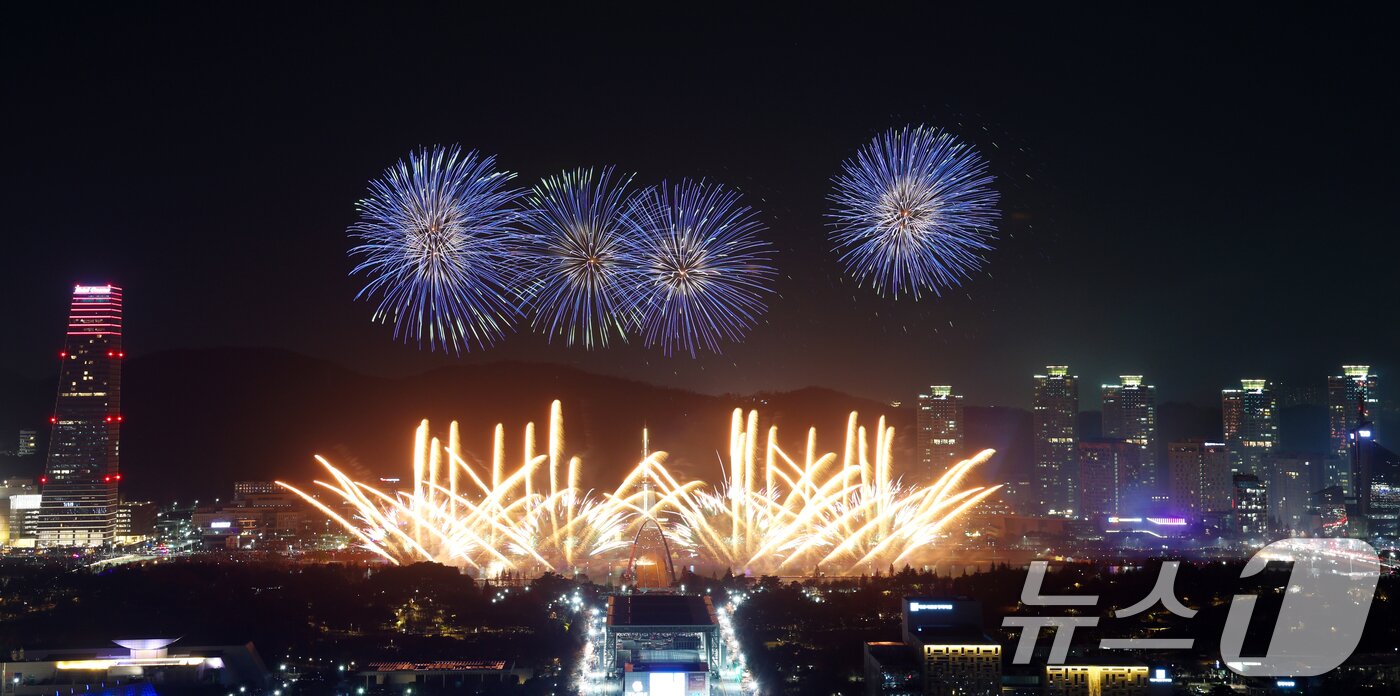 본문 이미지 - 30일 대전 유성구 엑스포공원과 엑스포다리 일대에서 열린 대전 한화 불꽃축제에서 화려한 불꽃이 밤 하늘을 수 놓고 있다. 이번 불꽃축제는 한화이글스 창단 40주년과 한국시리즈 준우승을 기념해 마련됐다. 2025.11.30/뉴스1 ⓒ News1 김기태 기자