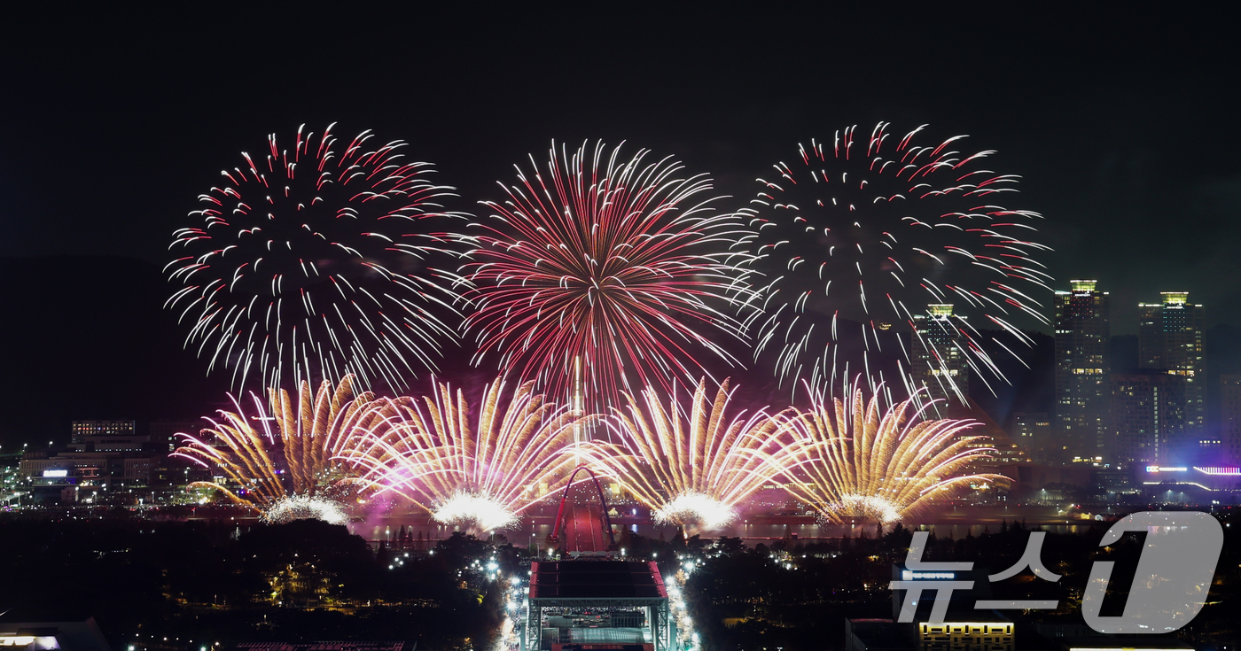 (대전=뉴스1) 김기태 기자 = 30일 대전 유성구 엑스포공원과 엑스포다리 일대에서 열린 대전 한화 불꽃축제에서 화려한 불꽃이 밤 하늘을 수 놓고 있다. 이번 불꽃축제는 한화이글스 …