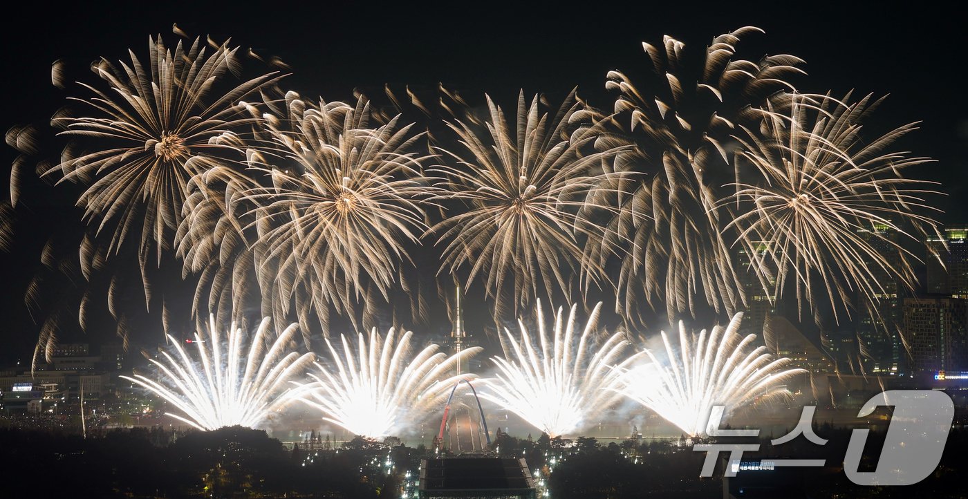 (대전=뉴스1) 김기태 기자 = 30일 대전 유성구 엑스포공원과 엑스포다리 일대에서 열린 대전 한화 불꽃축제에서 화려한 불꽃이 밤 하늘을 수 놓고 있다. 이번 불꽃축제는 한화이글스 …