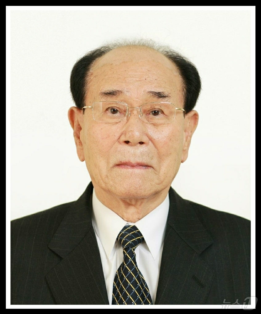 (평양 노동신문=뉴스1) = 북한 노동당 기관지 노동신문은 4일 "영광스러운 당과 국가의 발전사에 공적을 남긴 김영남 동지가 3일 서거했다"고 보도했다. [국내에서만 사용가능. 재 …