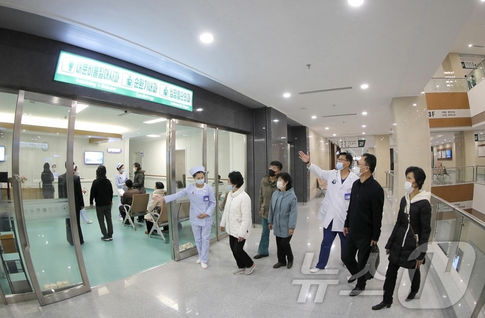 (평양 노동신문=뉴스1) = 북한 노동당 기관지 노동신문은 4일 "평양종합병원이 3일 개원했다"면서 "세계일류급 병원을 찾아 최상의 외료봉사를 받은 인민들은 한없는 고마움을 금치 …