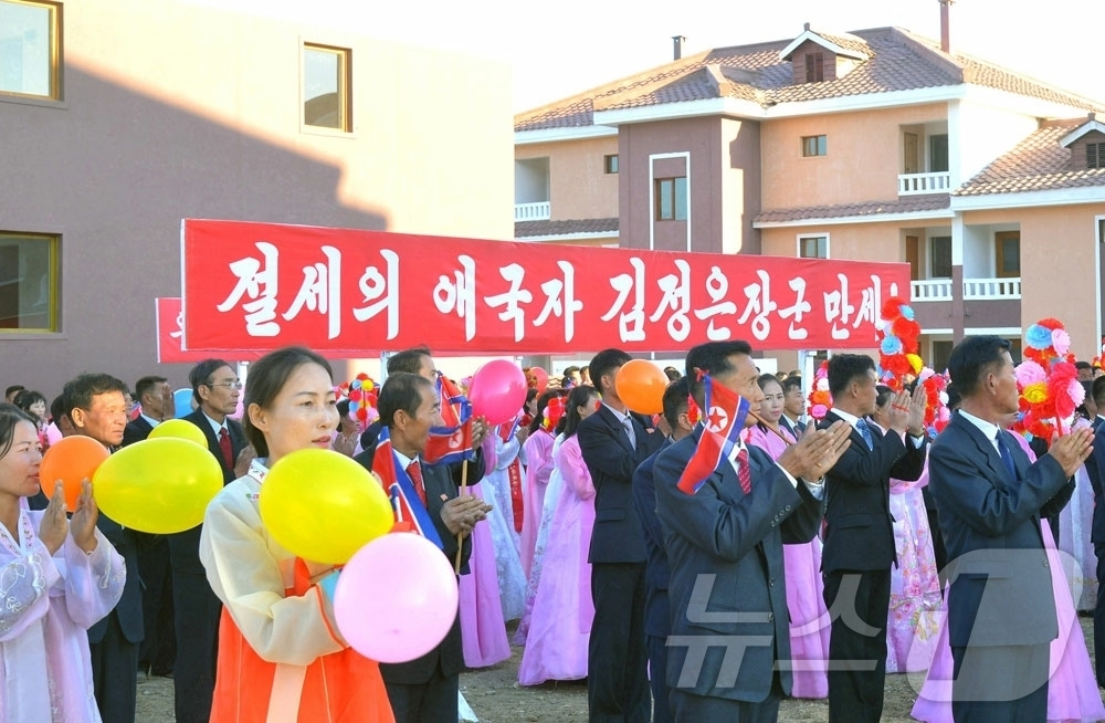 (평양 노동신문=뉴스1) = 북한 노동당 기관지 노동신문은 4일 청진시 농포남새농장에서 살림집 입사모임이 진행됐다고 보도했다. [국내에서만 사용가능. 재배포 금지. DB 금지. F …