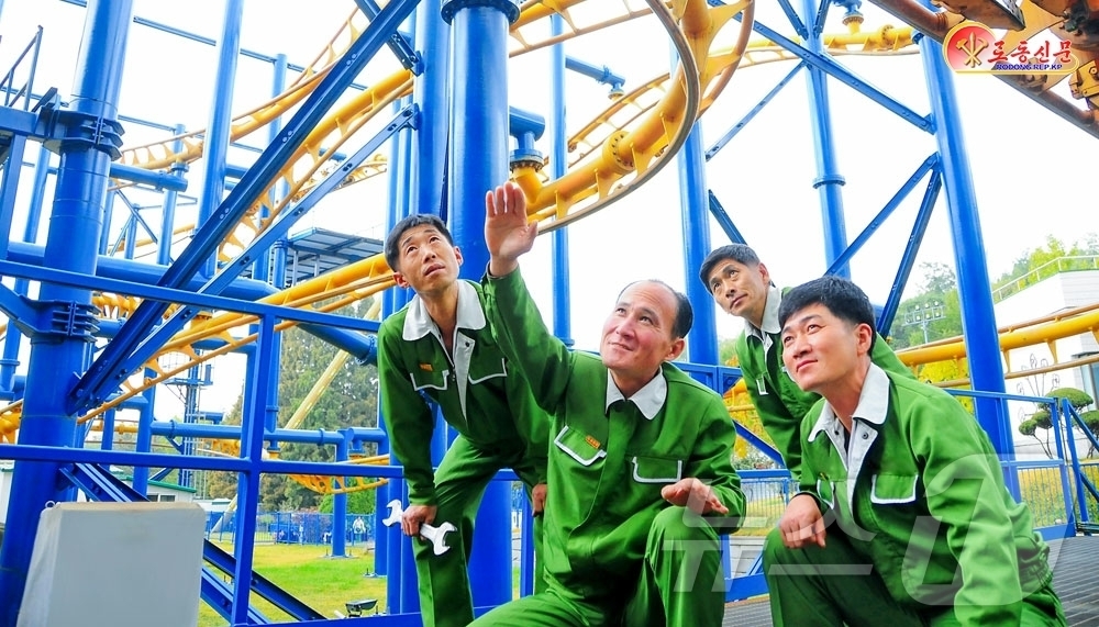 (평양 노동신문=뉴스1) = 북한 노동당 기관지 노동신문은 4일 개선청년공원관리소 직원들을 조명하며 인민대중제일주의를 강조했다. [국내에서만 사용가능. 재배포 금지. DB 금지. …