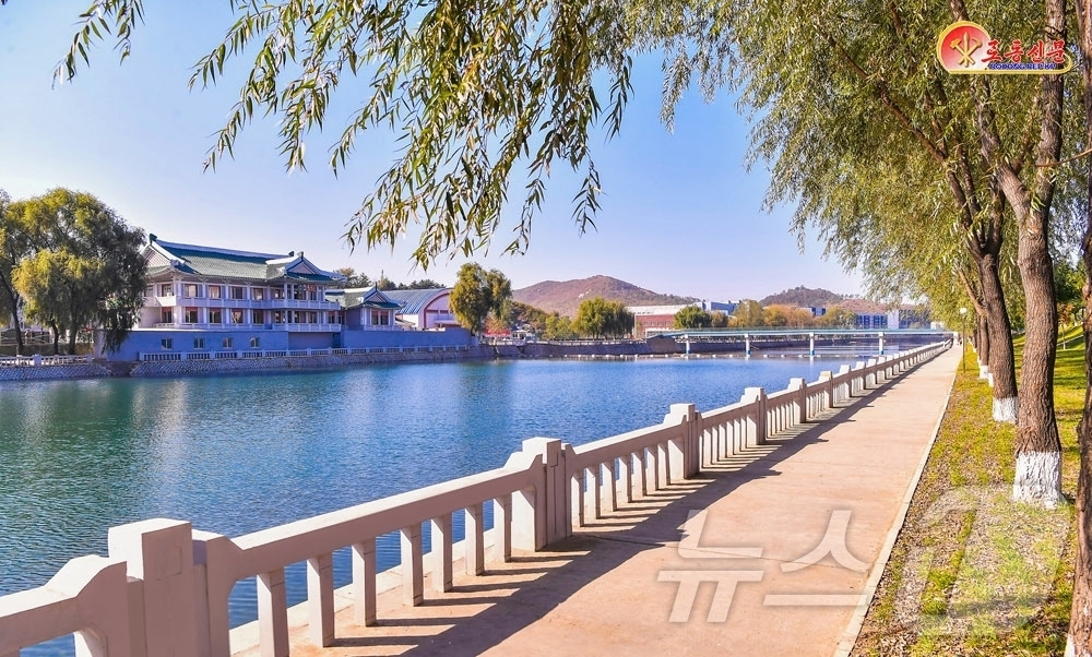 (평양 노동신문=뉴스1) = 북한 노동당 기관지 노동신문은 4일 강동군을 조명하며 "희한하게 일떠서는 지방중흥의 실체들과 어울리게 자신의 모습을 일신하고 있다"고 보도했다. [국내 …