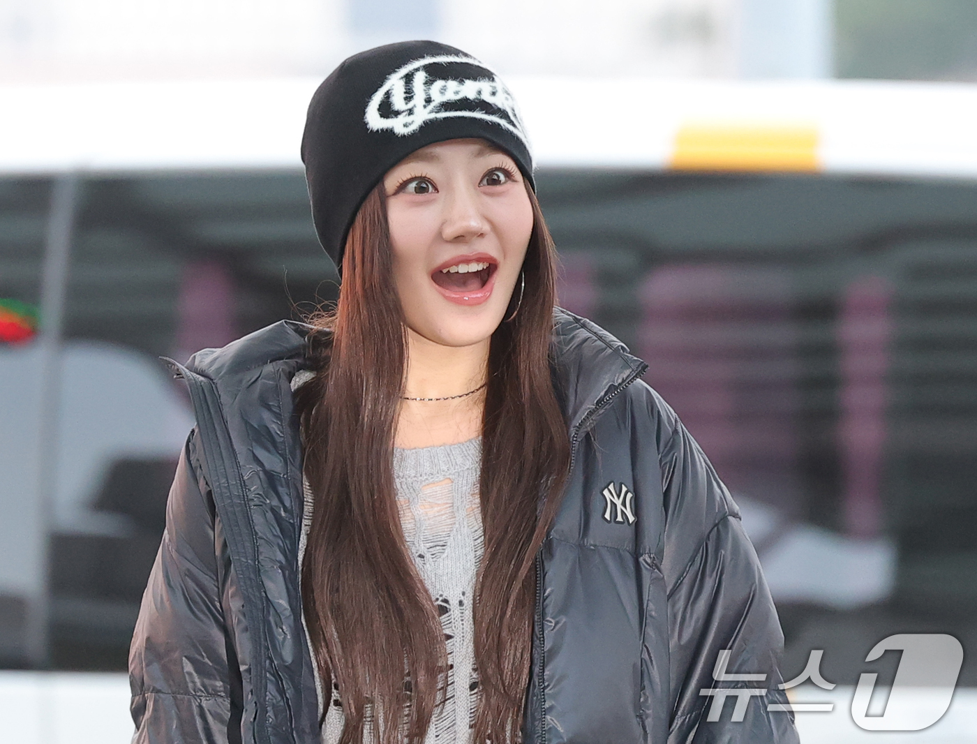 (인천공항=뉴스1) 권현진 기자 = 키스오브라이프(KISS OF LIFE) 쥴리가 해외 일정을 위해 4일 오전 인천국제공항을 통해 일본으로 출국하기 전 인사를 하고 있다. 2025 …