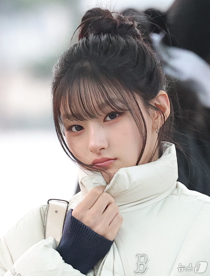 (인천공항=뉴스1) 권현진 기자 = 키스오브라이프(KISS OF LIFE) 하늘이 해외 일정을 위해 4일 오전 인천국제공항을 통해 일본으로 출국하기 전 인사를 하고 있다. 2025 …