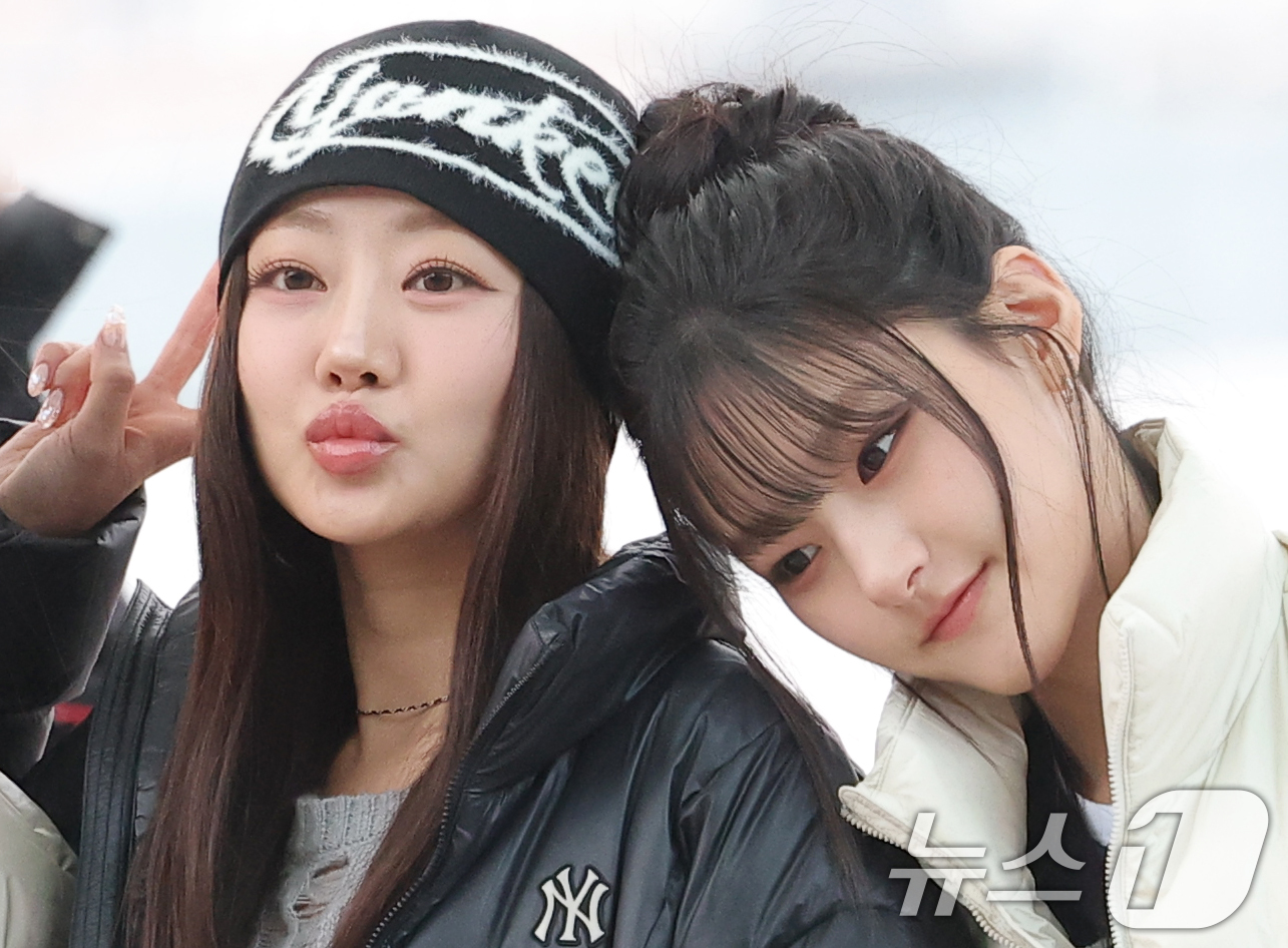 (인천공항=뉴스1) 권현진 기자 = 키스오브라이프(KISS OF LIFE) 쥴리와 하늘(오른쪽)이 해외 일정을 위해 4일 오전 인천국제공항을 통해 일본으로 출국하기 전 인사를 하고 …