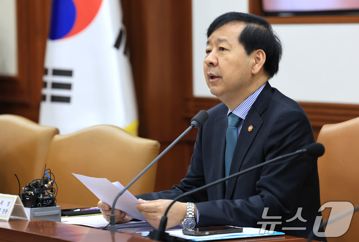 (서울=뉴스1) 임세영 기자 = 구윤철 경제부총리 겸 기획재정부 장관이 4일 오전 서울 종로구 정부서울청사에서 열린 경제관계장관회의 겸 물가관계장관회의 및 산업경쟁력강화 관계장관회 …