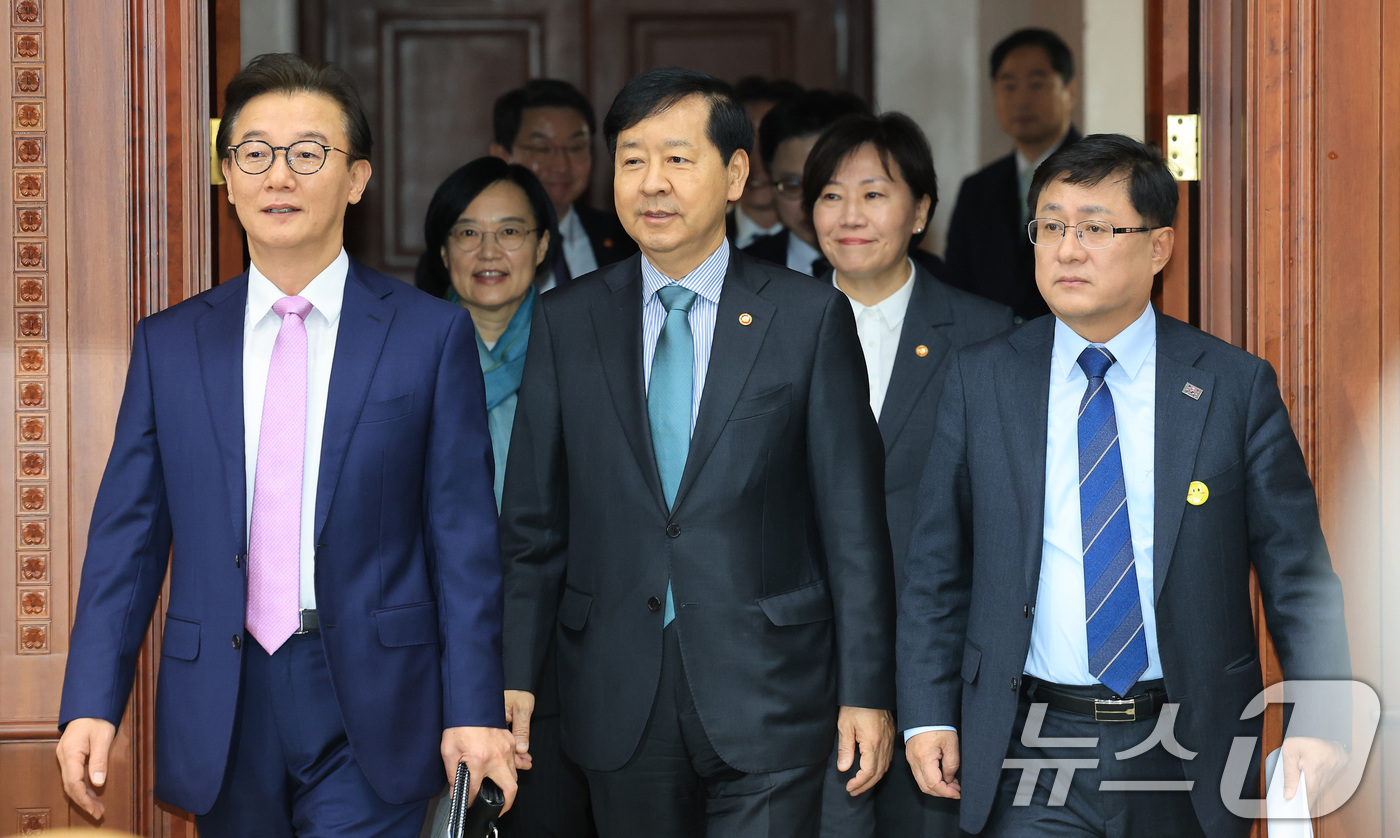 (서울=뉴스1) 임세영 기자 = 구윤철 경제부총리 겸 기획재정부 장관 및 관계부처 장관들이 4일 오전 서울 종로구 정부서울청사에서 열린 경제관계장관회의 겸 물가관계장관회의 및 산업 …