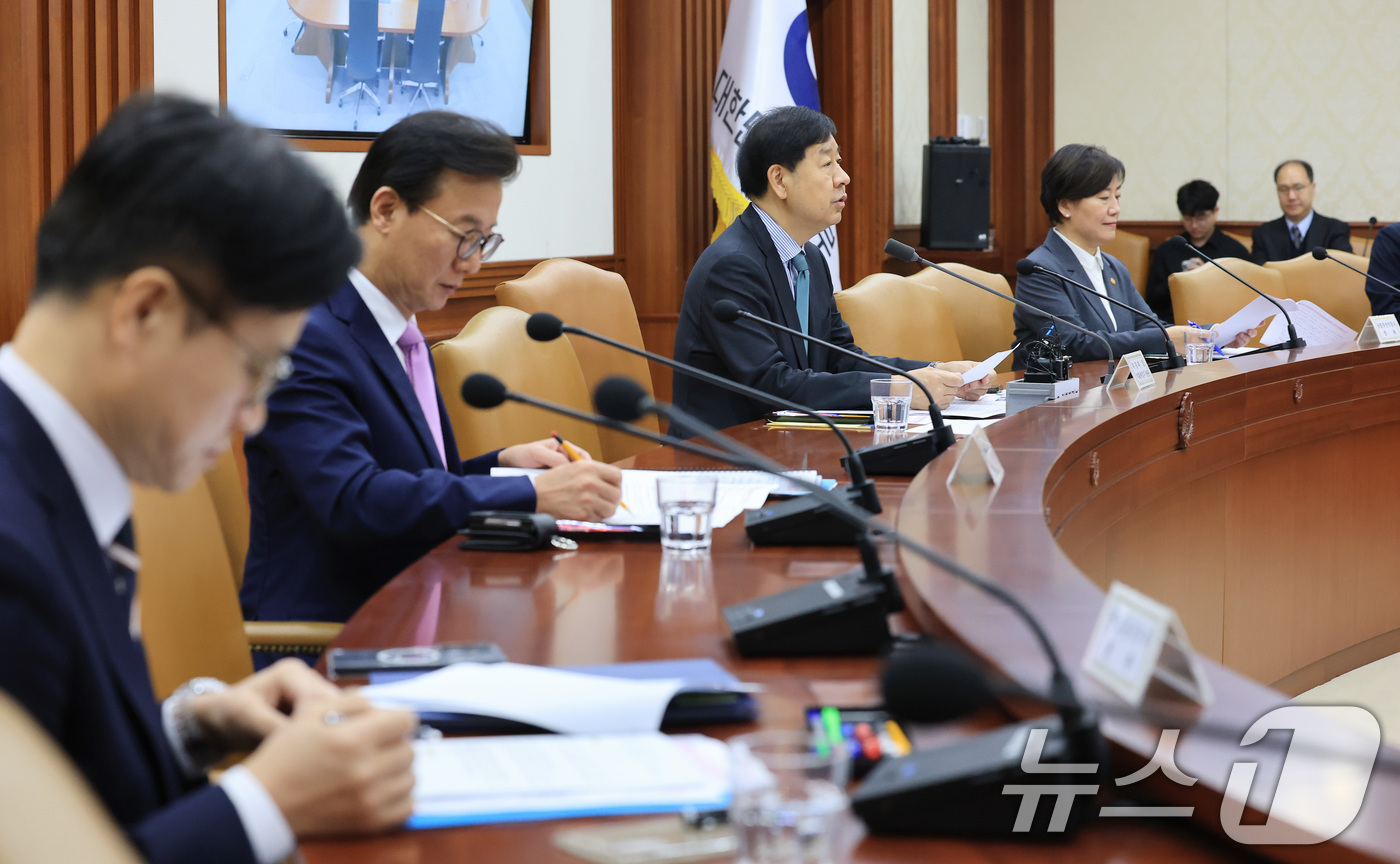 (서울=뉴스1) 임세영 기자 = 구윤철 경제부총리 겸 기획재정부 장관이 4일 오전 서울 종로구 정부서울청사에서 열린 경제관계장관회의 겸 물가관계장관회의 및 산업경쟁력강화 관계장관회 …