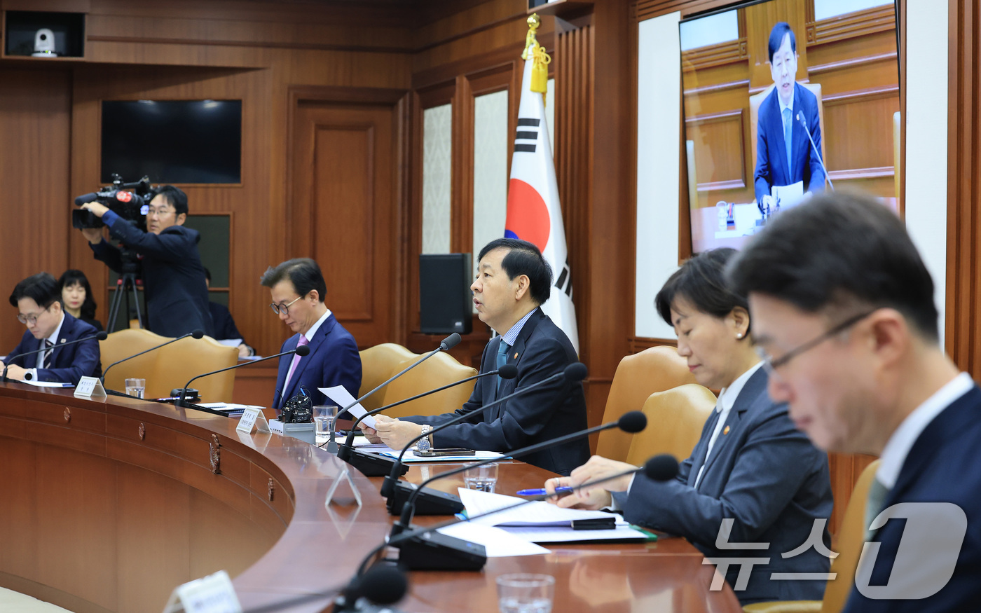 (서울=뉴스1) 임세영 기자 = 구윤철 경제부총리 겸 기획재정부 장관이 4일 오전 서울 종로구 정부서울청사에서 열린 경제관계장관회의 겸 물가관계장관회의 및 산업경쟁력강화 관계장관회 …