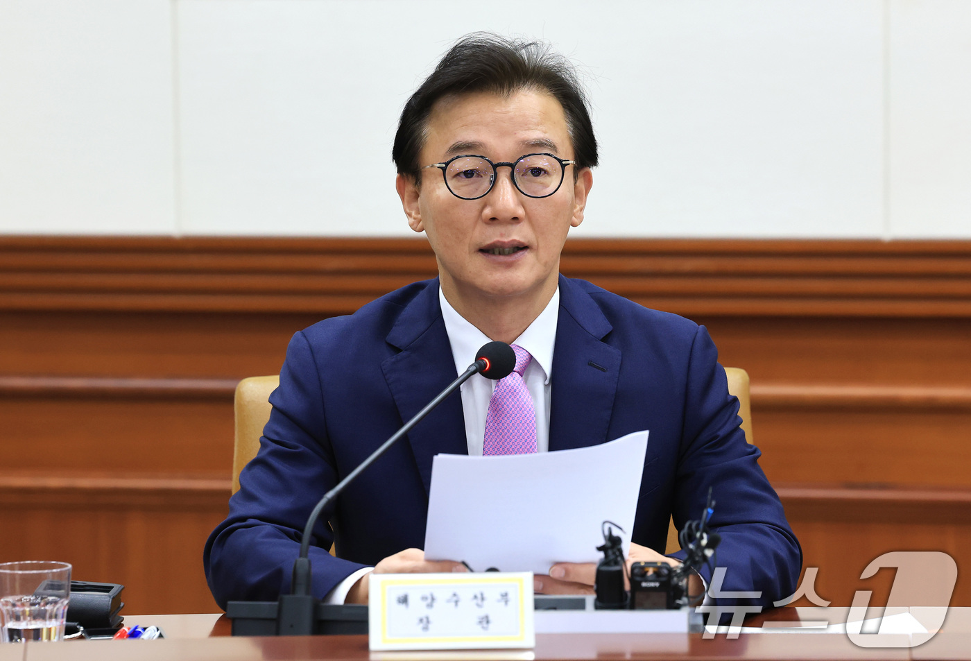 (서울=뉴스1) 임세영 기자 = 전재수 해양수산부 장관이 4일 오전 서울 종로구 정부서울청사에서 열린 경제관계장관회의 겸 물가관계장관회의 및 산업경쟁력강화 관계장관회의에서 발언을 …