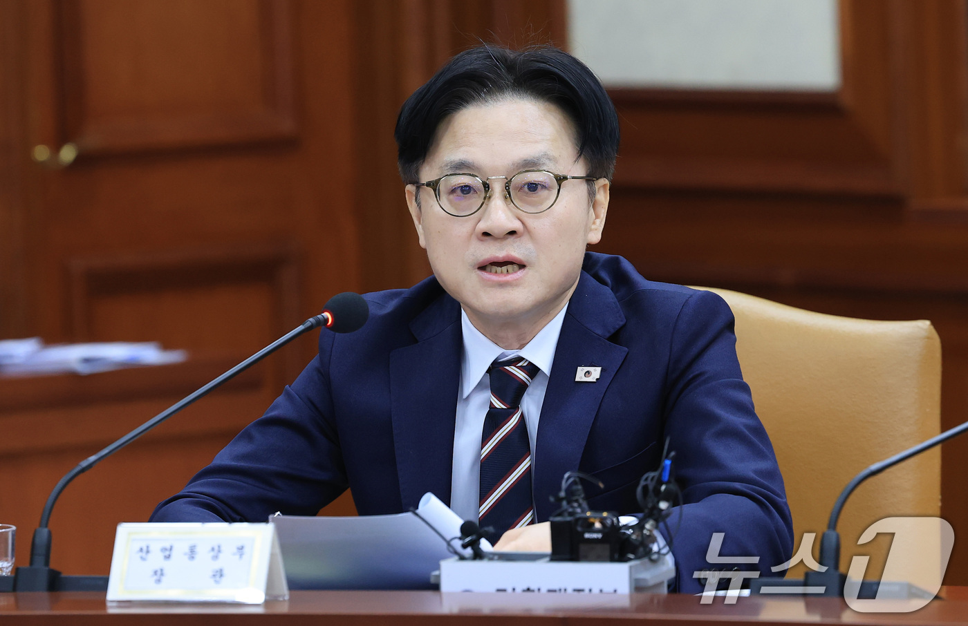 (서울=뉴스1) 임세영 기자 = 김정관 산업통상부 장관이 4일 오전 서울 종로구 정부서울청사에서 열린 경제관계장관회의 겸 물가관계장관회의 및 산업경쟁력강화 관계장관회의에서 발언을 …