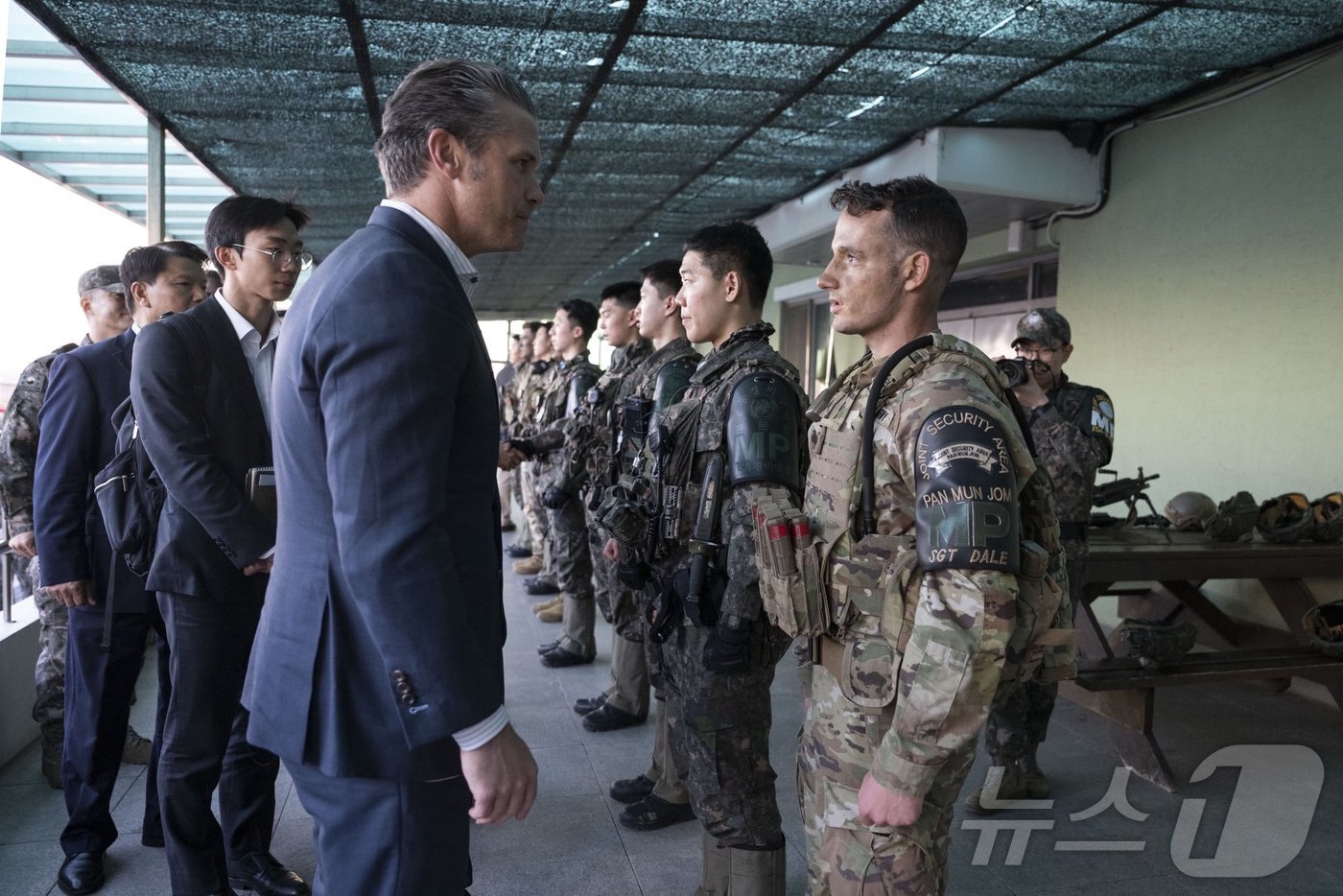 본문 이미지 - 피트 헤그세스 미국 국방장관이 3일 경기 파주시의 판문점 공동경비구역을 찾아 병사들을 격려하고 있다. &#40;헤그세스 X계정, 재판매 및 DB금지&#41; 2025.11.03. ⓒ News1 류정민 특파원