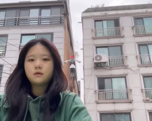 본문 이미지 - '녹즙 배달 아르바이트'를 시작한 박지현 전 위원장. 출처=박지현 유튜브