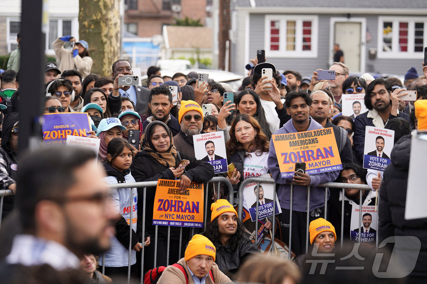 (뉴욕 로이터=뉴스1) 윤다정 기자 = 조란 맘다니 민주당 뉴욕시장 후보 지지자들이 1일(현재시간) 뉴욕 퀸즈에서 열린 유세 집회에 참석해 유세 현장을 바라보고 있다. 2025.1 …