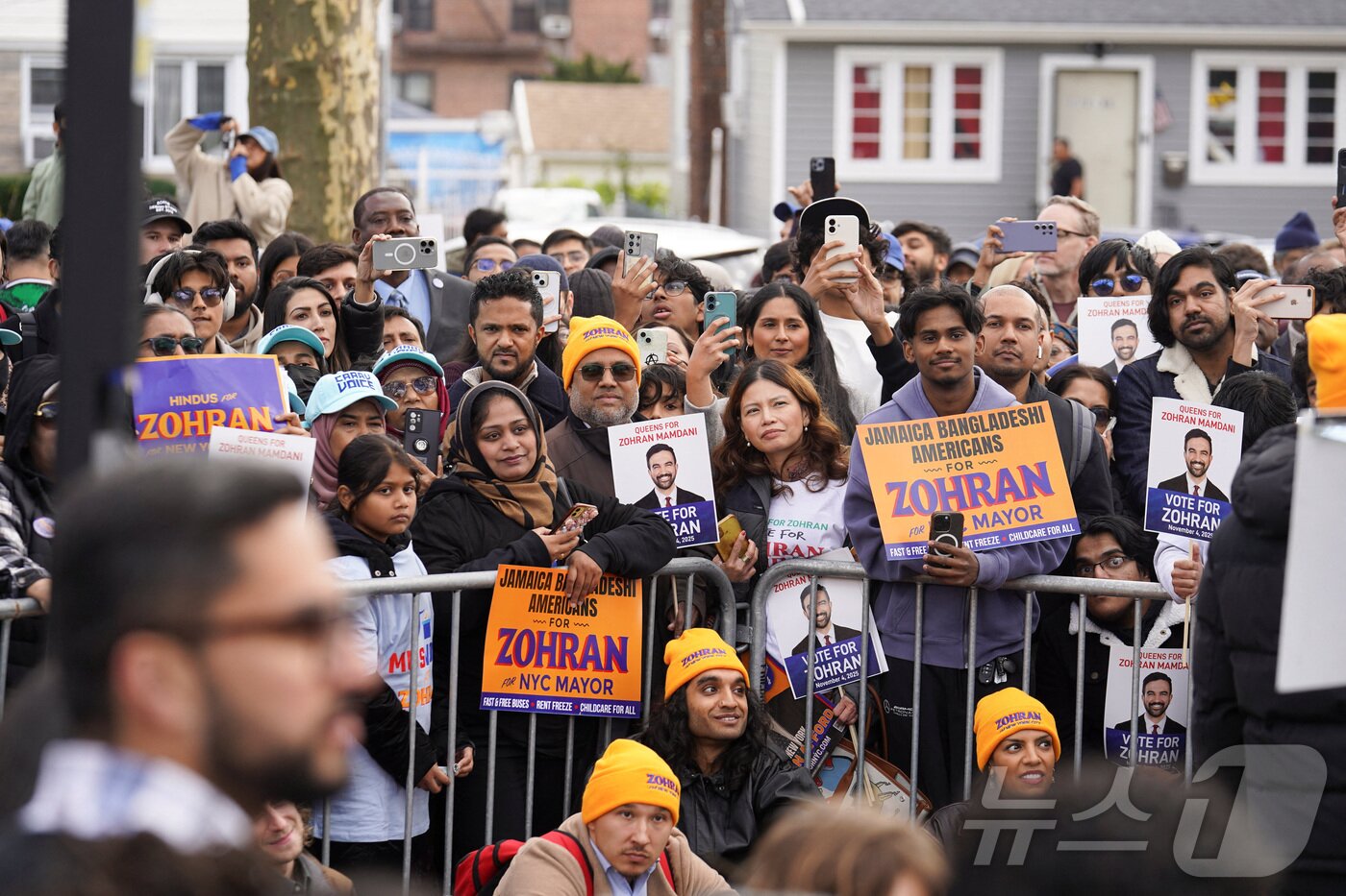 본문 이미지 - 조란 맘다니 민주당 뉴욕시장 후보 지지자들이 1일&#40;현재시간&#41; 뉴욕 퀸즈에서 열린 유세 집회에 참석해 유세 현장을 바라보고 있다. 2025.11.01. ⓒ 로이터=뉴스1 ⓒ News1 윤다정 기자