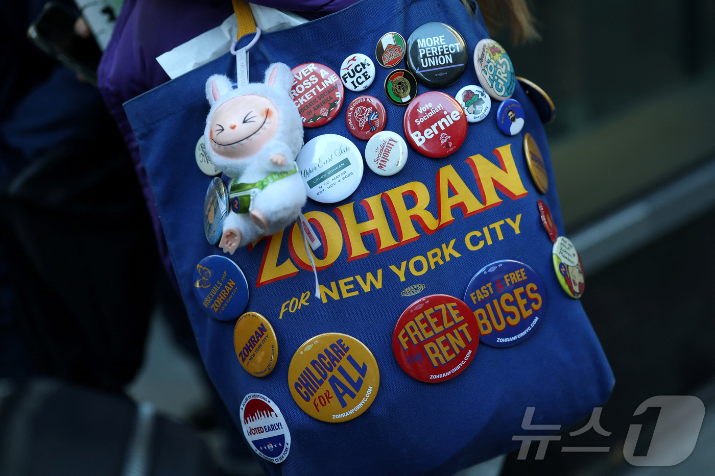 (뉴욕 로이터=뉴스1) 윤다정 기자 = 10월 27일(현지시간) 뉴욕 맨해튼 어퍼 이스트 사이드에서 조란 맘다니 민주당 뉴욕시장 후보가 사전투표 기간 중 선거 유세를 하는 가운데, …