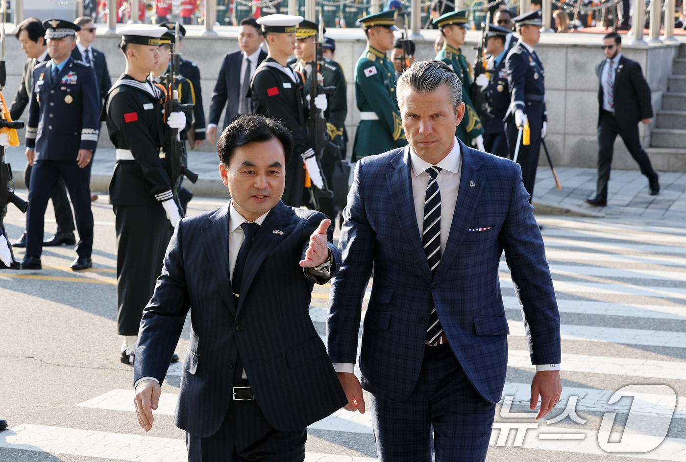 (서울=뉴스1) 이호윤 기자 = 안규백 국방부 장관과 피트 헤그세스 미국 국방부 장관이 4일 서울 국방부 연병장에서 열린 의장행사를 마치고 제57차 한미안보협의회(SCM)를 참석하 …