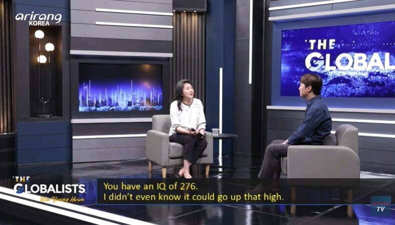 본문 이미지 - "당신 IQ는 276이라고 알고 있습니다. 어떻게 그렇게 높은 수치가 나올 수 있는거죠? 그런 수치가 있다는 것도 처음 알게됐습니다" 놀라는 진행자. 출처=아리랑TV 코리아