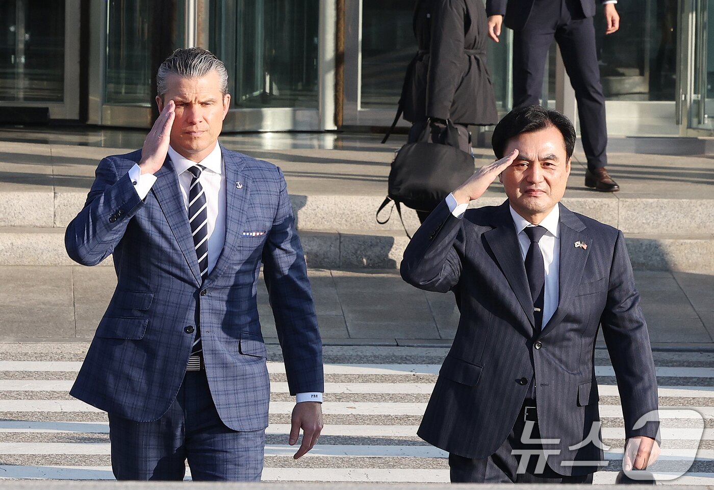 본문 이미지 - 안규백 국방부 장관과 피트 헤그세스 미국 국방부 장관이 4일 서울 국방부 연병장에서 제57차 한미안보협의회&#40;SCM&#41;를 앞두고 열린 의장행사에 참석하고 있다. 2025.11.4/뉴스1 ⓒ News1 이호윤 기자