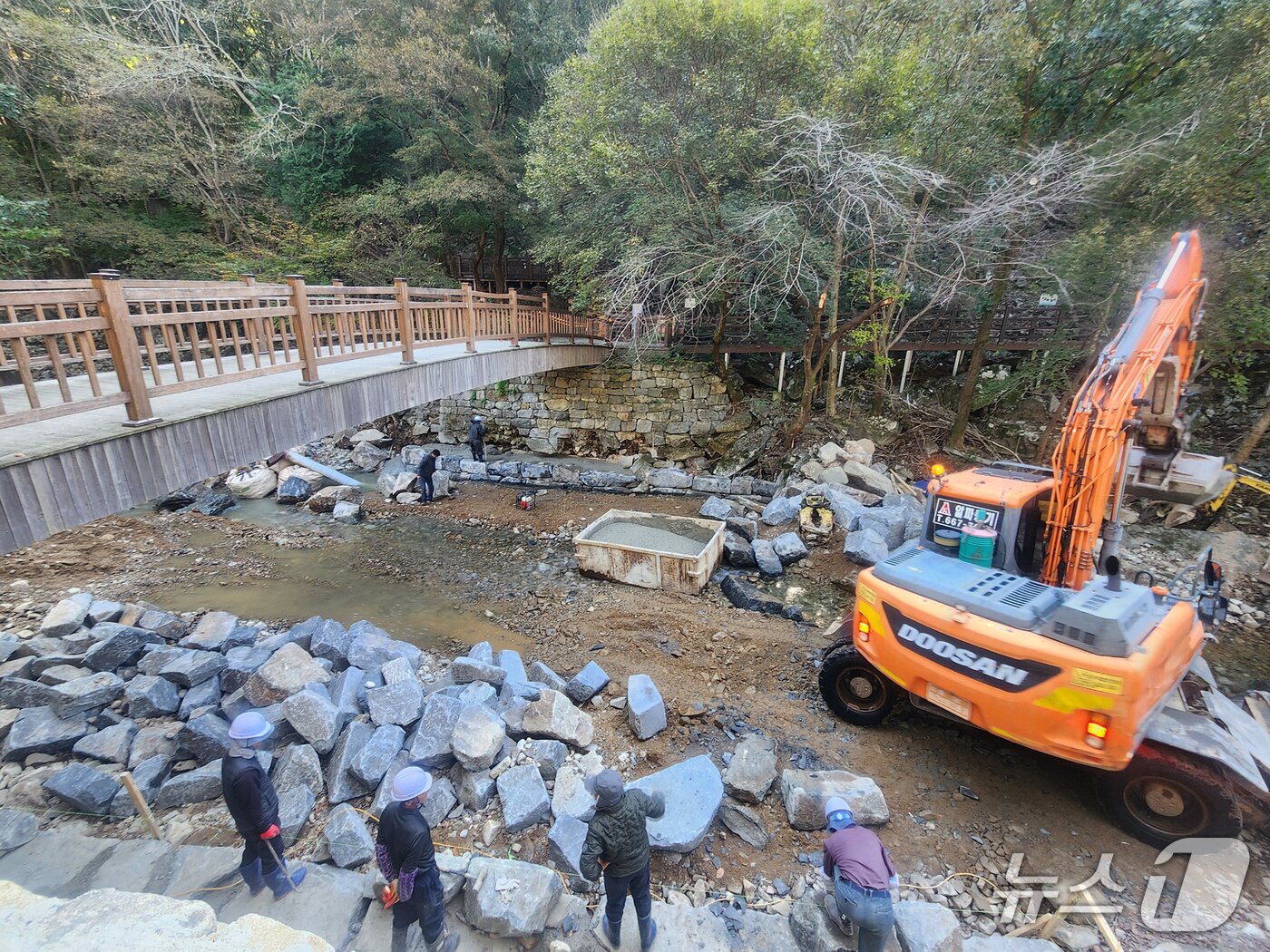 본문 이미지 - 지난 8월 초부터 진행된 서산 용현리 마애여래삼존상 일원 복구 공사 모습&#40;서산시 제공. 재판매 및 DB금지&#41;2025.11.4/뉴스1