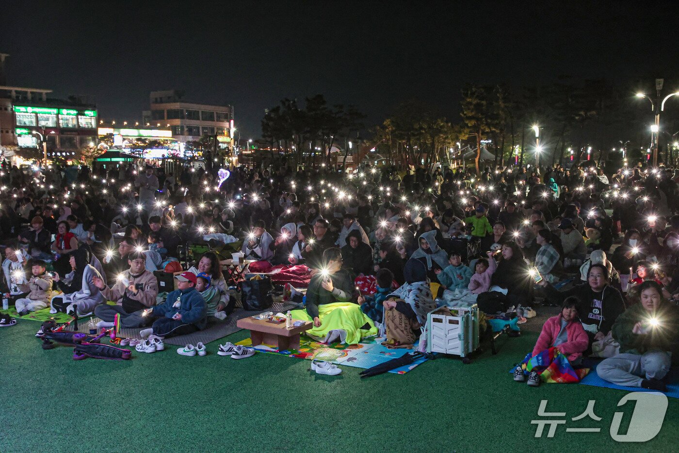 본문 이미지 - 당진 삽교호 드론 라이트 쇼 관광객 모습(당진시 제공. 재판매 및 DB금지)2025.11.4/뉴스1