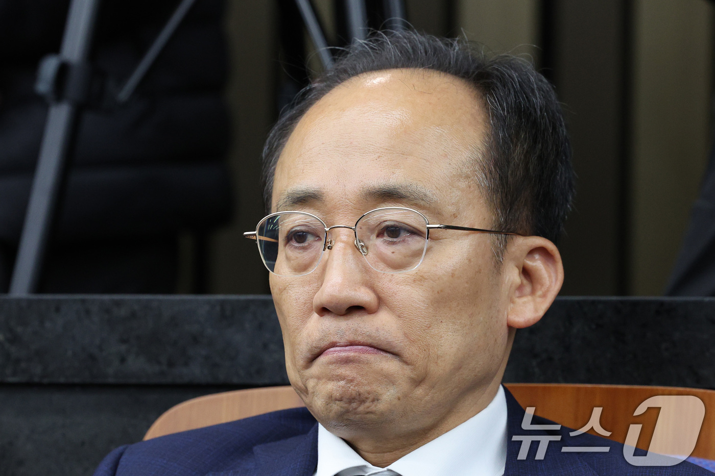 (서울=뉴스1) 신웅수 기자 = 구속영장이 청구된 추경호 국민의힘 의원이 4일 서울 여의도 국회에서 열린 의원총회에서 참석하고 있다. 2025.11.4/뉴스1