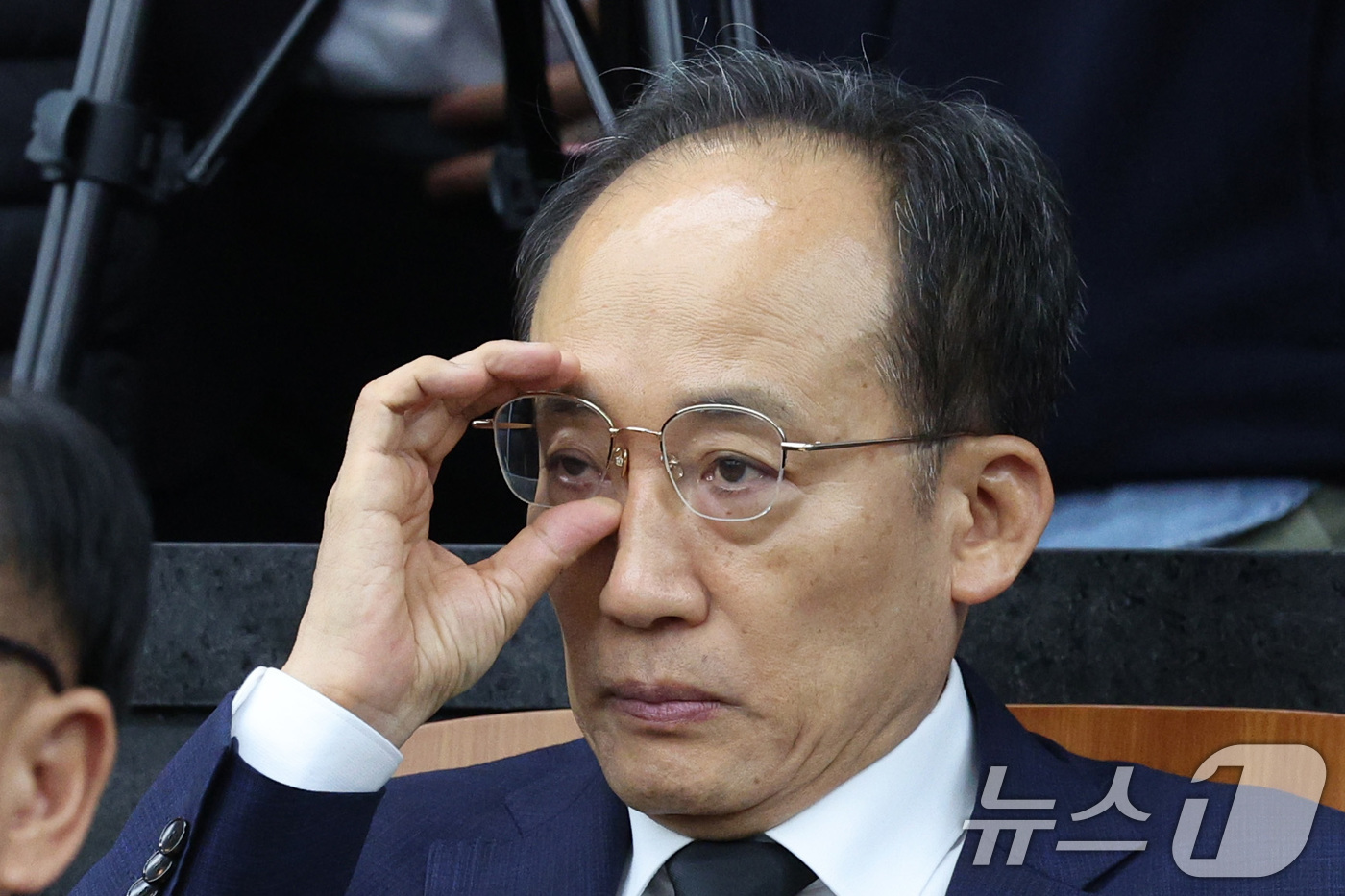 (서울=뉴스1) 신웅수 기자 = 구속영장이 청구된 추경호 국민의힘 의원이 4일 서울 여의도 국회에서 열린 의원총회에서 안경을 고쳐쓰고 있다. 2025.11.4/뉴스1